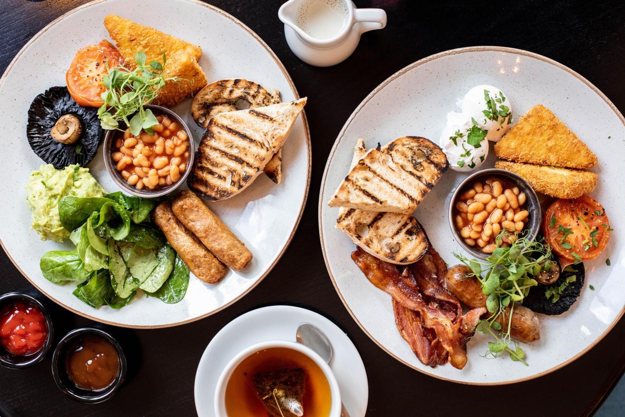 Citysuites 2 Aparthotel Salford  Exterior foto The photo displays two plates of hearty breakfast items. Each plate includes:

- Grilled bread slices
- Grilled sausages
- Baked beans served in a small bowl
- Fresh salad with greens
- A slice of tomato
- A piece of grilled mushroom
- Crispy bacon s